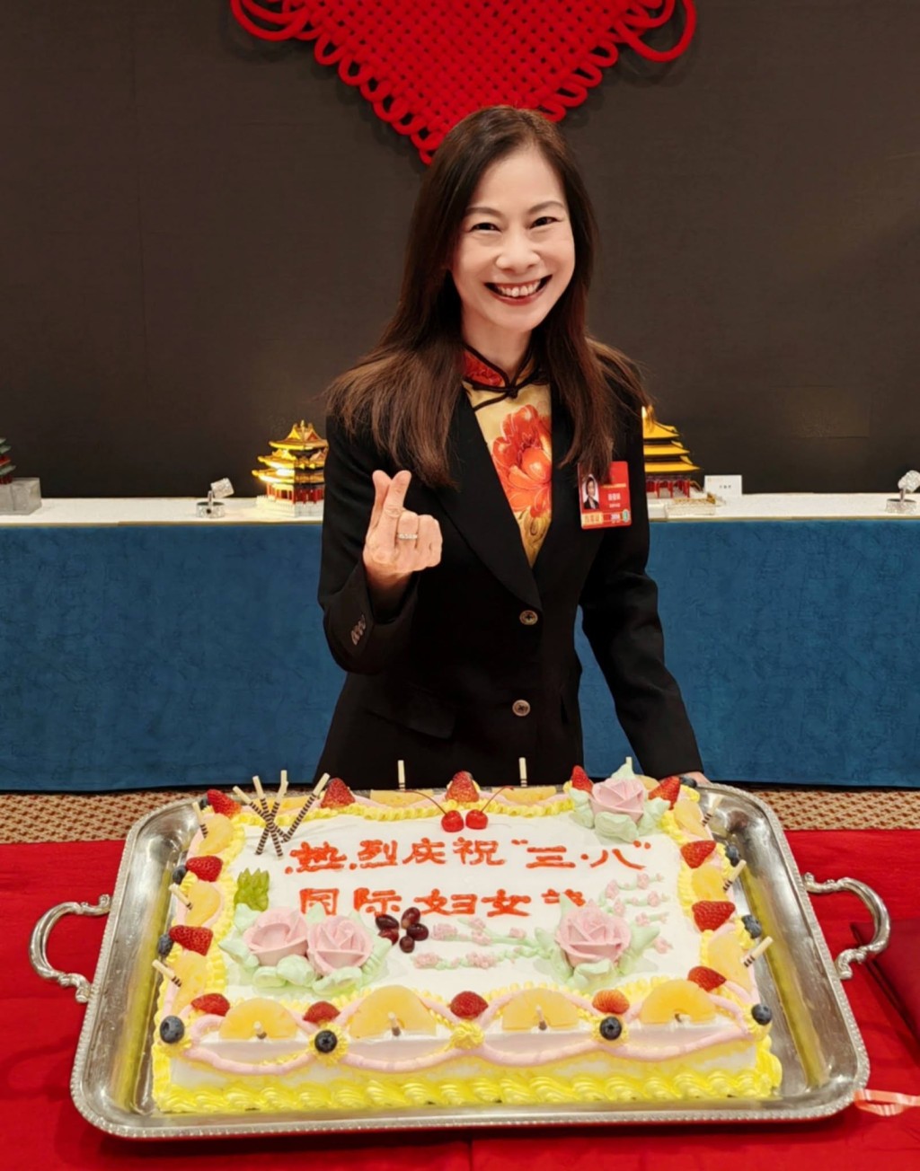 陈曼琪指，仪式感拉满的切蛋糕环节，让我们女代表节日幸福感爆棚。陈曼琪fb