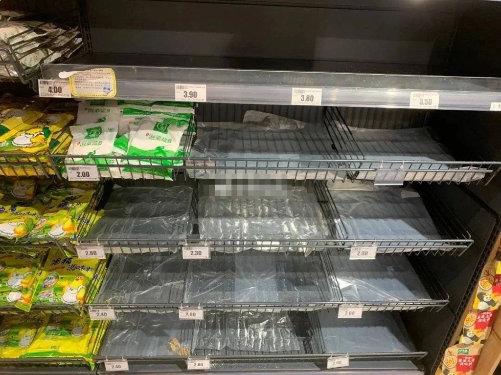 江蘇常州有民眾到超市搶購食鹽。
