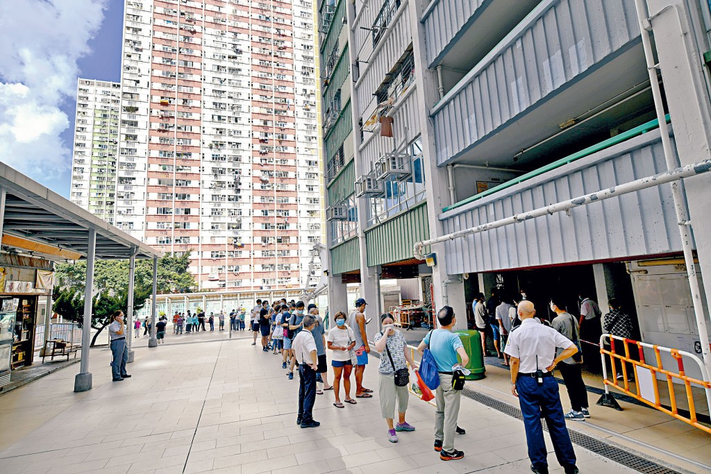坪石邨玉石樓五十九歲男住戶確診,該樓居民排隊領取衞生防護中心深喉唾液樣本瓶。