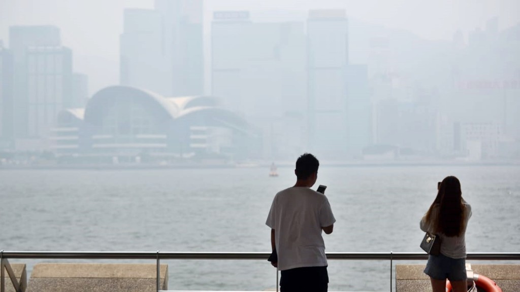 本港今早有霧,港內能見度曾降至500米以下。資料圖片