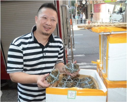 據負責人所指貨價總值約$90萬,而且有二百多籮、近1萬隻。蔡楚輝攝
