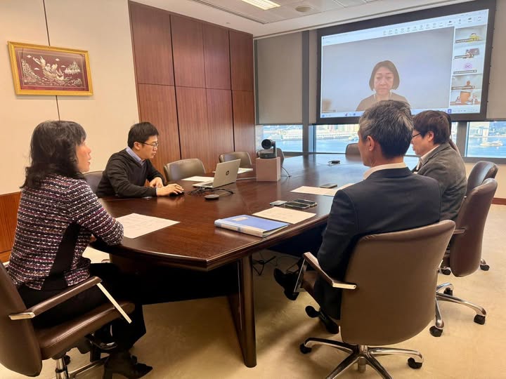 運輸及物流局局長陳美寶今天下午(6日)聯同常任秘書長丘卓恒與運輸署召開緊急視像會議，敦促署方進一步優化處理程序。運物局FB