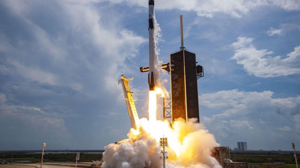 今年SpaceX的12次發射Falcon 9火箭，攜帶60枚Starlink入軌，年低開始營運，向北美提供天基互聯網。