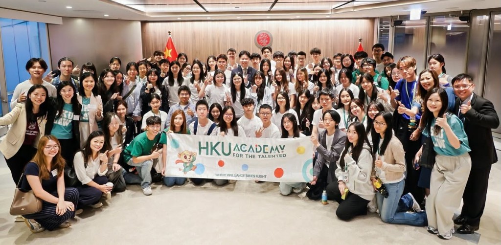 香港大學「菁英聚‧港大法律課程」的中學生參訪律師會新會址。律師會Facebook(下同) 香港大學「菁英聚‧港大法律課程」的中學生參訪律師會新會址。律師會Facebook(下同)