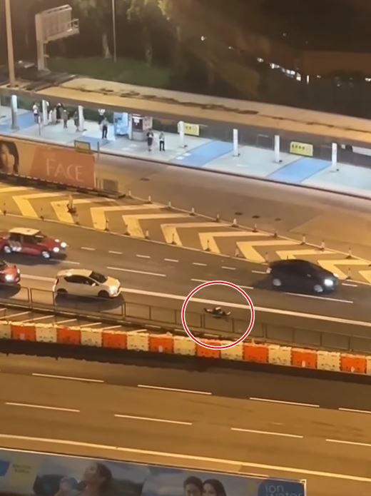 有車輛停下並響咹示警。fb車cam L（香港群組）影片截圖