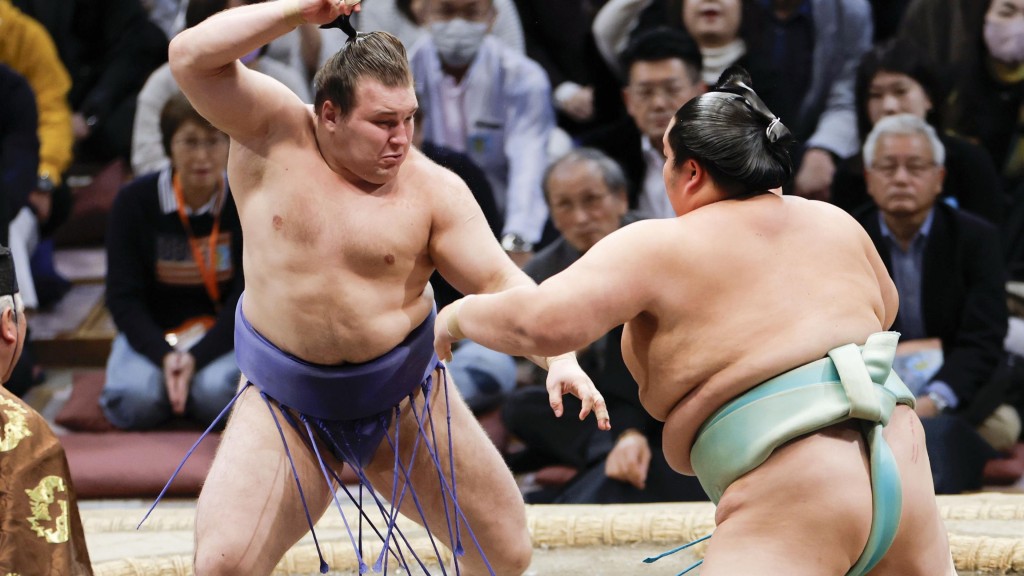 21岁乌克兰难民击败横纲选手，在日本大相扑九州赛事胜出。 美联社