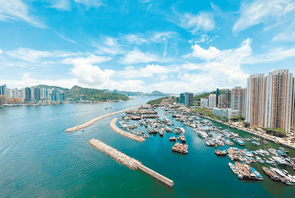 單位向東南，露台可享開揚筲箕灣避風塘海景。