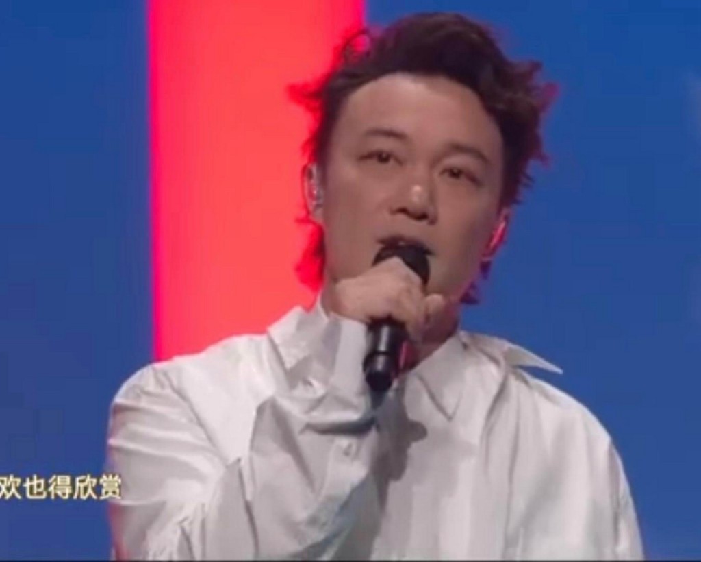陳奕迅昨晚身穿全白色上衣配西褲，型仔登場。