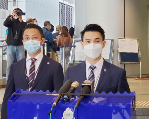 香港警方網絡情報組網絡安全及科技調查科總督察張偉豪(右)。