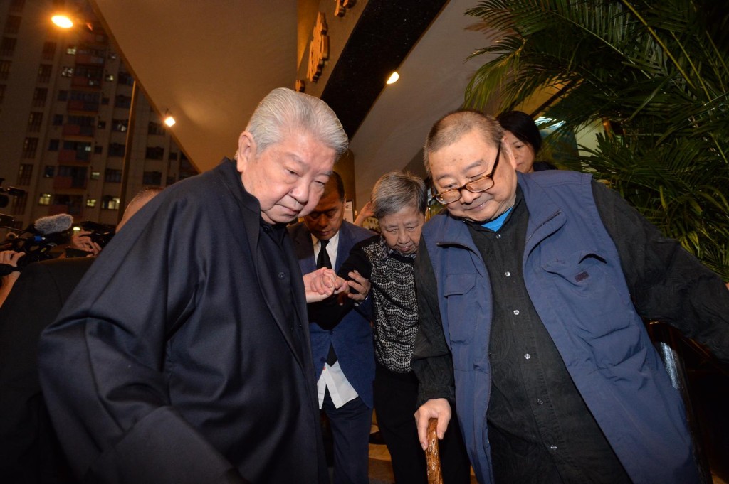 蔡瀾(左)及倪匡夫婦離開靈堂。