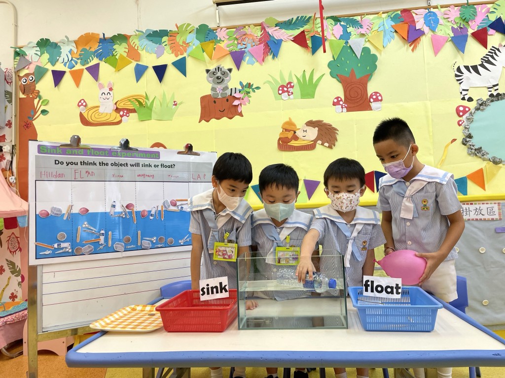 學生於英語活動進行浮沉實驗。 學生於英語活動進行浮沉實驗。