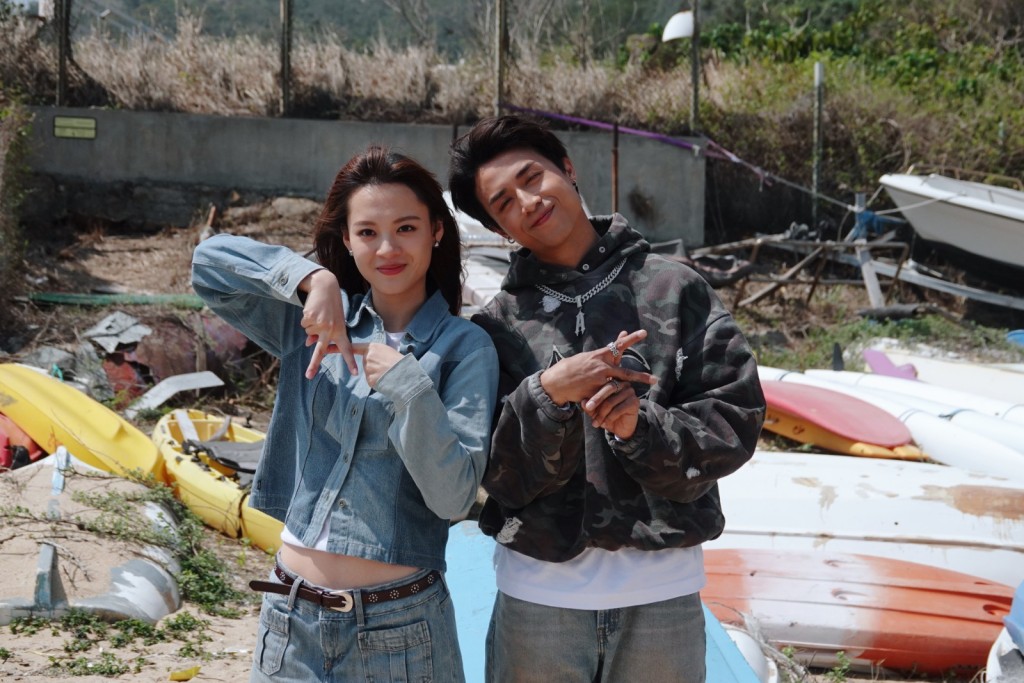 AK《攬緊處理》MV甜度超標 ,使出「花式冧女」4式︰「有拍拖衝動。」 AK《攬緊處理》MV甜度超標 ,使出「花式冧女」4式︰「有拍拖衝動。」