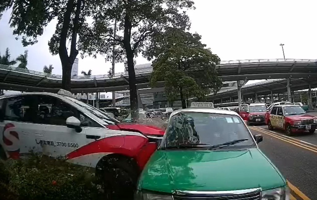紅的失控剷過草叢，攔腰撞向停泊在的士輪候區的綠的。fb馬路的事 (即時交通資訊台)影片截圖