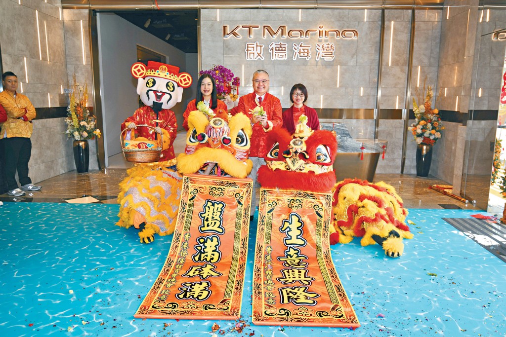 嘉華温偉明(圖中)期望月底《財政預算案》,會為香港經濟及樓市帶來好消息。會德豐地產余麗珠(右)、中國海外何家宜(左)。