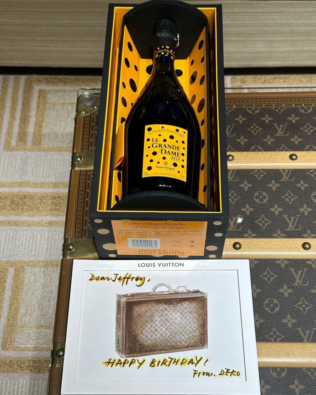 向展鵬今年生日收到LV送的2012年凱歌草間彌生特別版香檳。