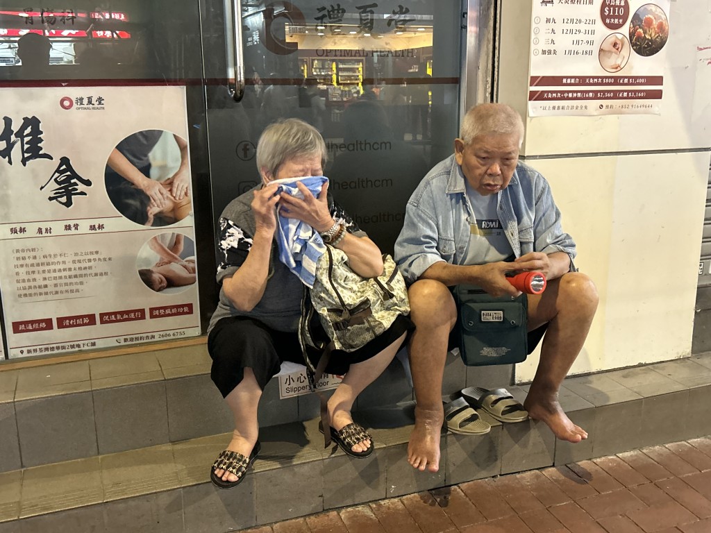居民楊太用濕毛巾掩面逃生。曾志恒攝