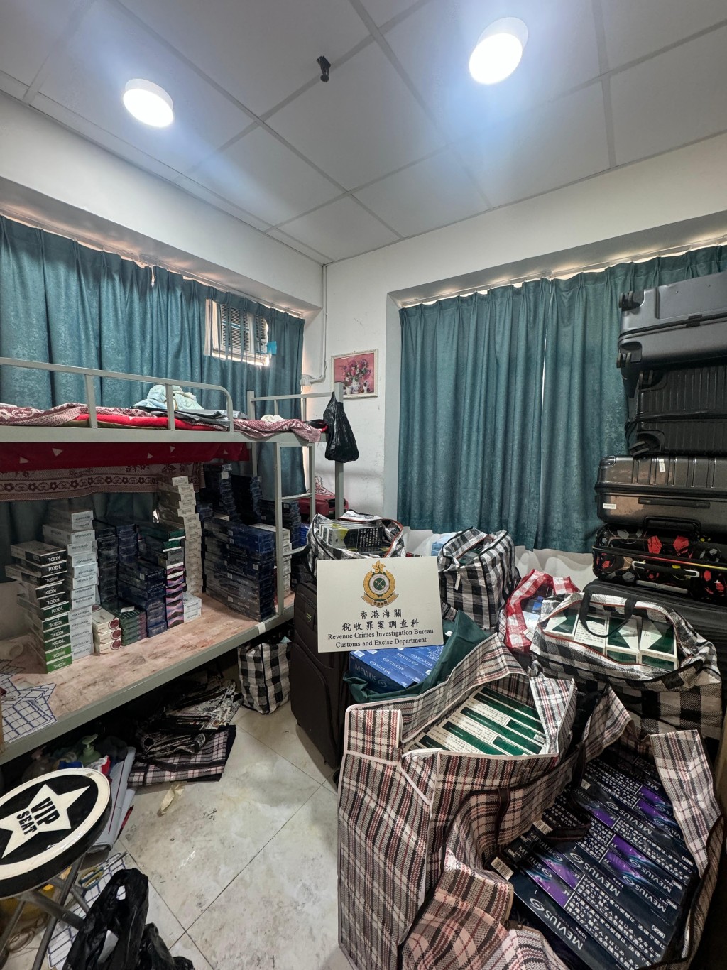 海關在酒店房間及工廈劏房單位內檢獲大量私煙及另類吸煙產品。