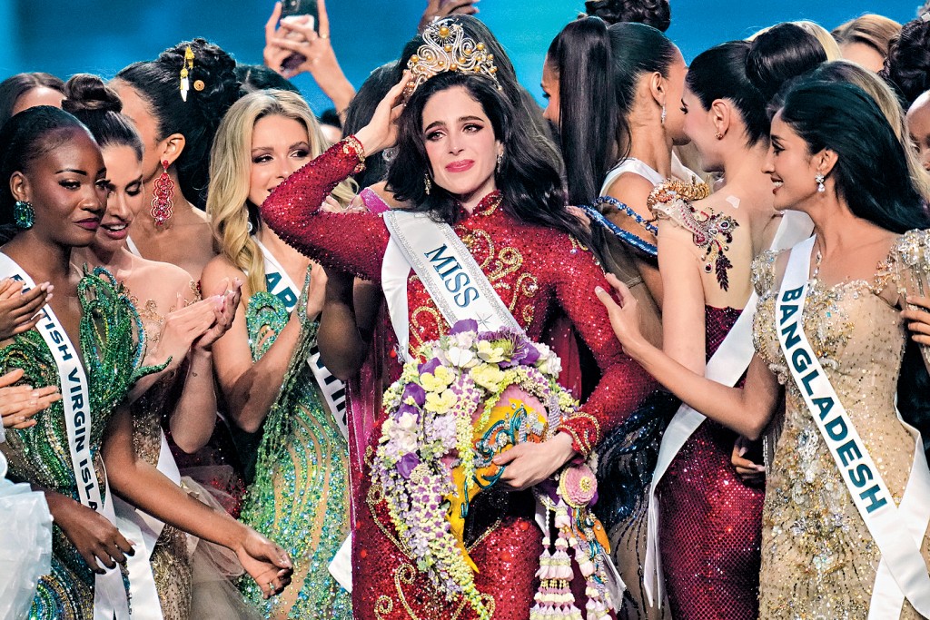 環球小姐決賽周五在泰國落幕，墨西哥小姐波希（中）在侮辱風波後摘得桂冠。