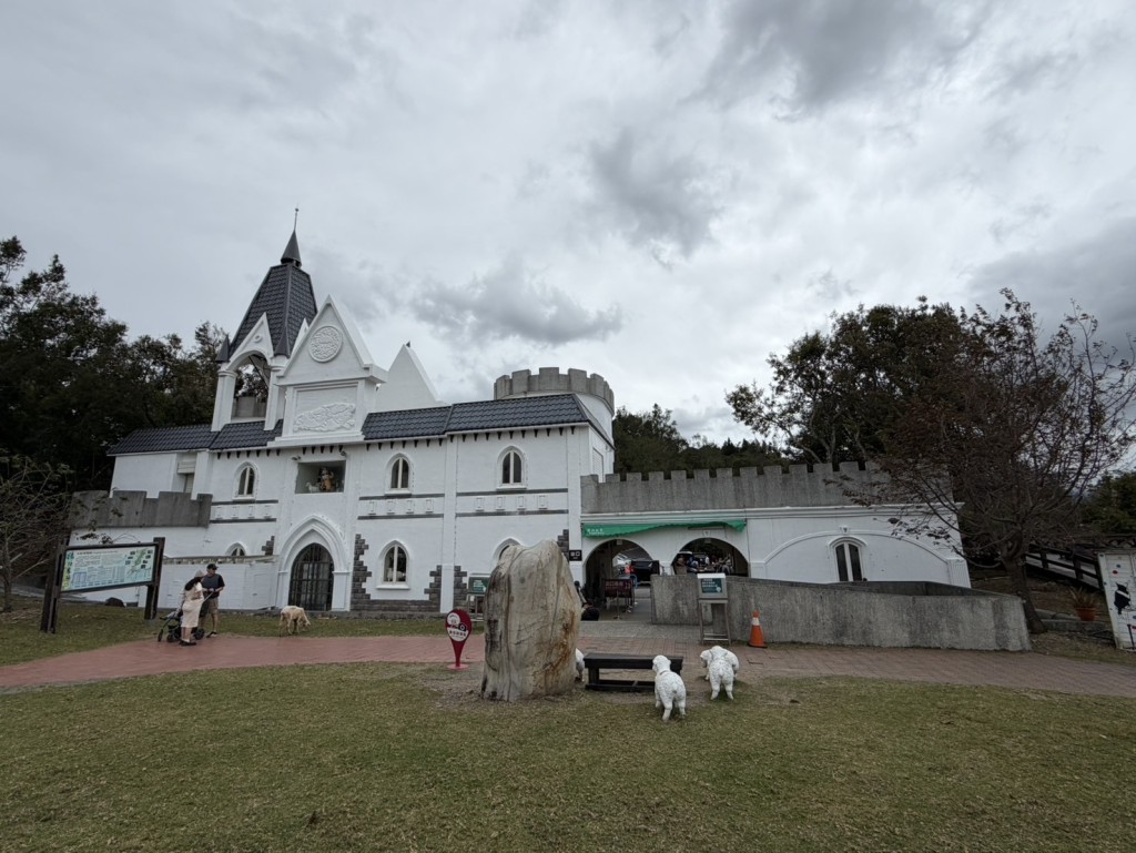 台灣清境遊客冷清，著名景點「紙箱王」及「星巴克」都相繼結業。中央社