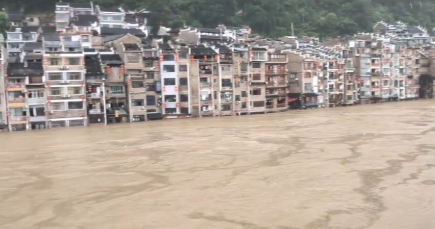 贵州镇远古镇被河水淹浸，古城两岸商舖一楼无一幸免。小红书
