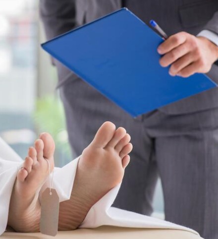 當地警方初期以涉嫌「過失致死」偵辦主刀及助理醫生，惟最新驗屍報告令案情出現大反轉。Alamy示意圖