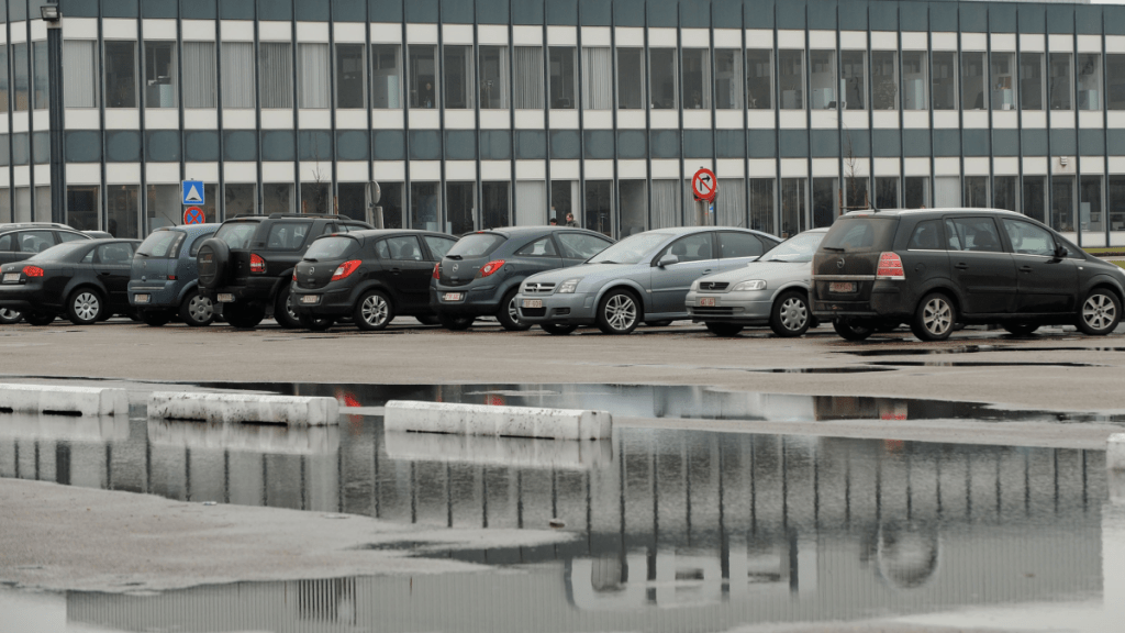 圖為比利時安特衛普港區的通用汽車公司歐寶汽車廠。新華社