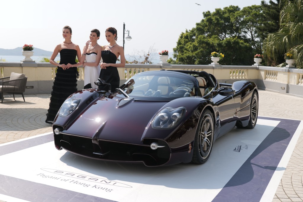 Pagani Utopia Roadster示范车整个碳纤维车身呈红色的纹理，名为Habanero Red，也是附加项目。