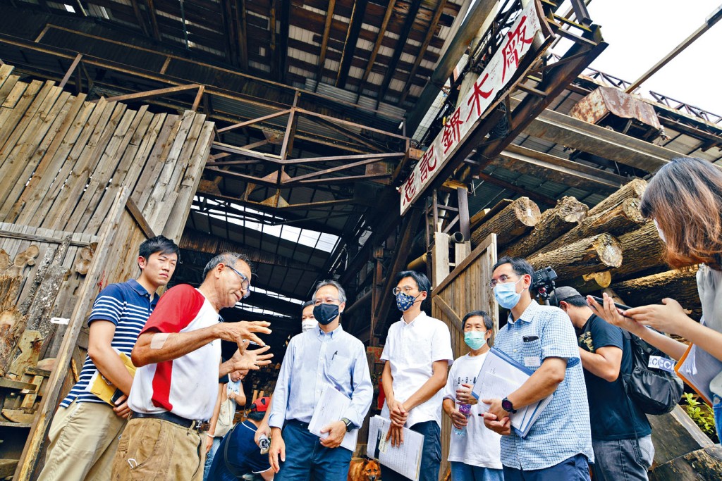 立法會議員實地視察受古洞北新發展區計畫影響的村民。