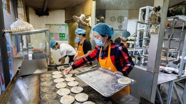 济南一间烧饼老店，深受当地人欢迎，日卖4000份烧饼。《海报新闻》片截图