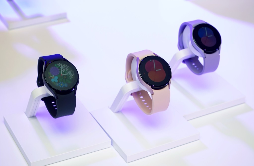 Galaxy Watch5備有兩種表面大小及多種顏色選擇。