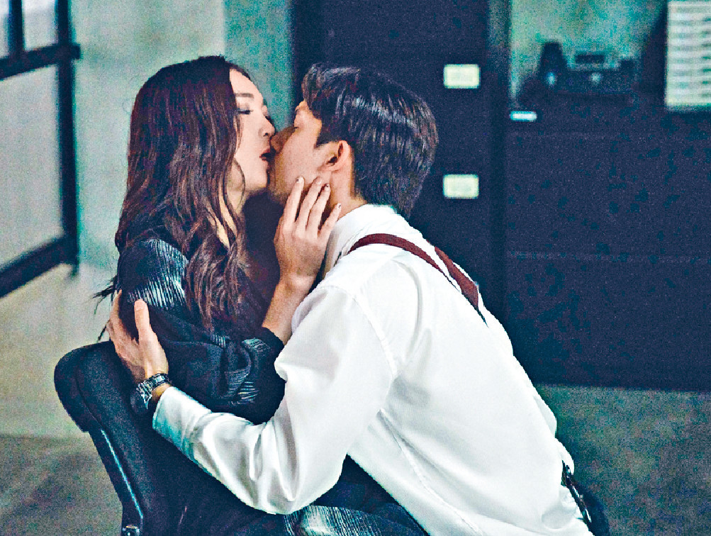 Kenny首度跟温碧霞合作，他大赞对方冇架子，更带动他投入拍亲热戏。