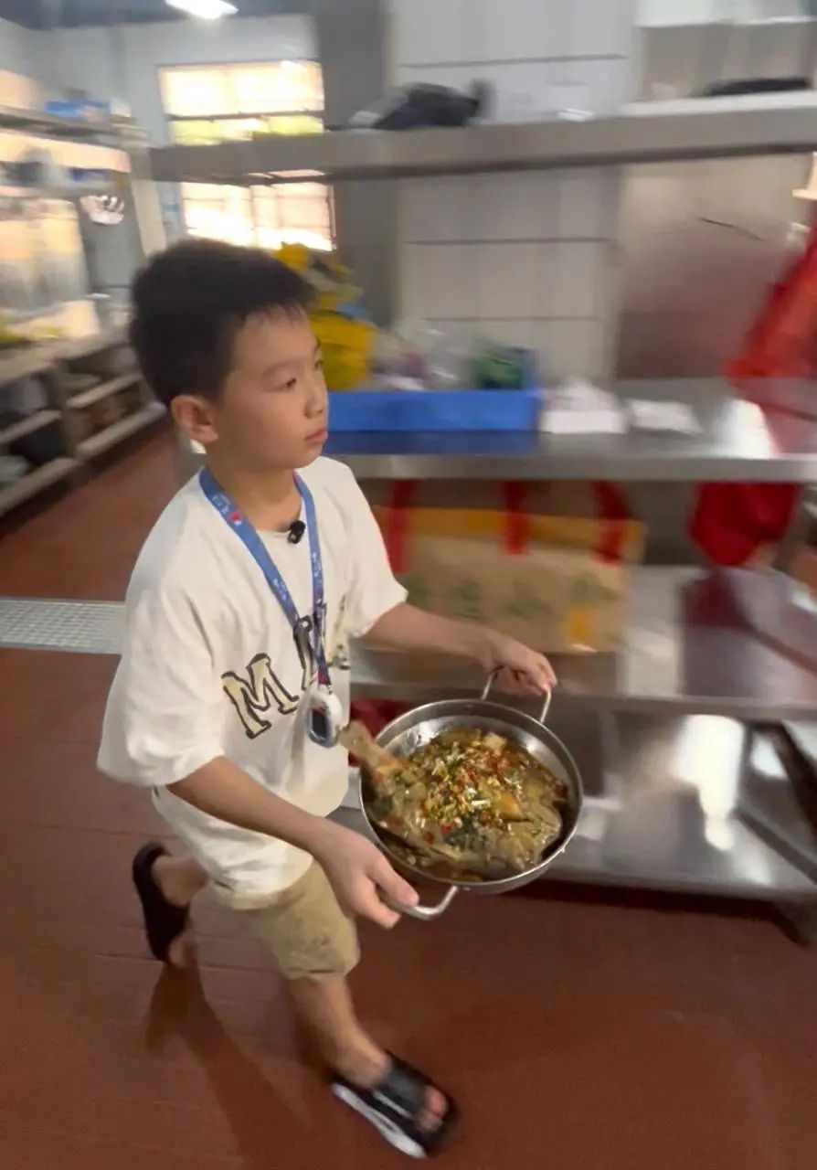 有了儿子的帮助，贺建与胡茜得以顺利经营乡村酒店。《潇湘晨报》