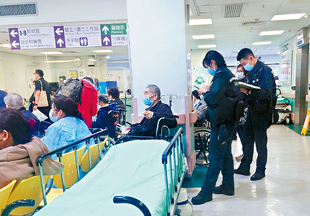 北角炮台山道前日發生車禍,年逾80歲的士司機(圖中)落斜失控撞向人群。