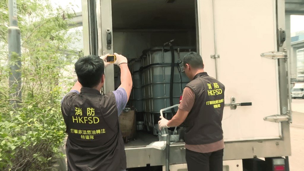 消防處打擊非法燃油轉注特遣隊人員在場搜證。消防處圖片 消防處打擊非法燃油轉注特遣隊人員在場搜證。消防處圖片