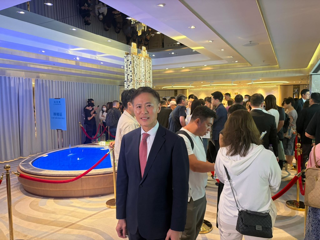 信和执行董事田兆源亦有到场督师,并表示今日出席买家反应相当热烈,料销情理想。 信和执行董事田兆源亦有到场督师,并表示今日出席买家反应相当热烈,料销情理想。