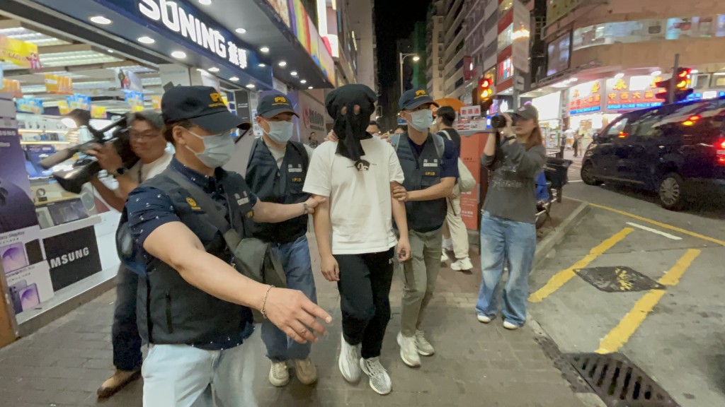 捕旺角一間藥店的25歲男職員涉嫌違反《商品說明條例》被捕。