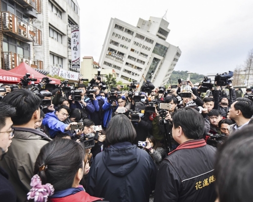 地震導致4處建物倒塌、4人死、243人受傷、85人失聯，共計223人救出。AP