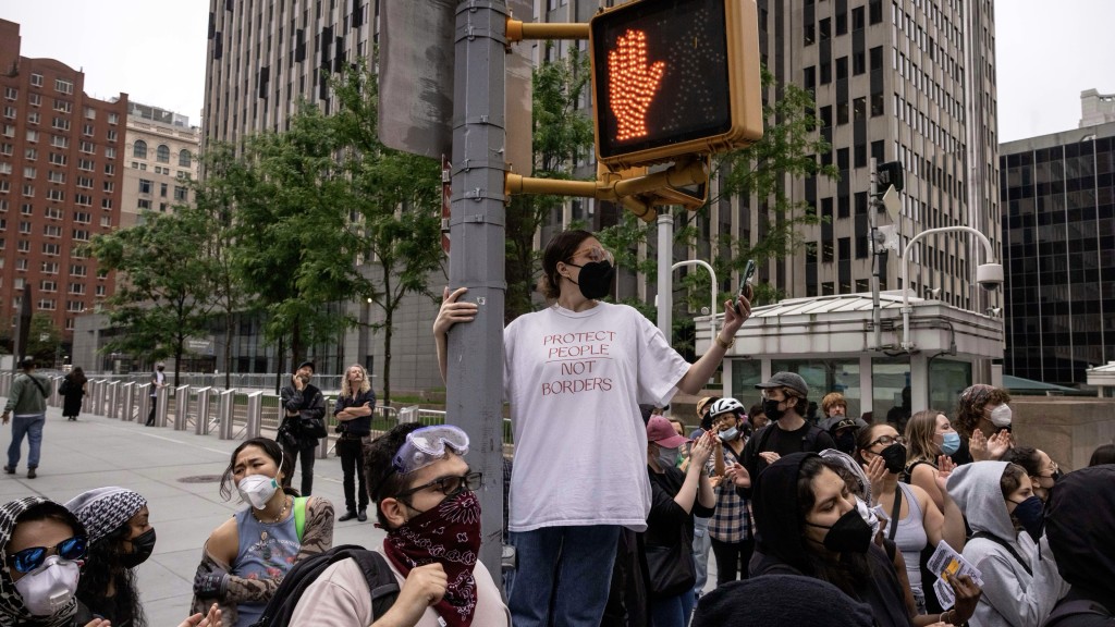 洛杉磯示威蔓延|示威者聚集在紐約雅各布·賈維茨聯邦大樓外,抗議ICE的驅逐出境措施。 美聯社 洛杉磯示威蔓延|示威者聚集在紐約雅各布·賈維茨聯邦大樓外,抗議ICE的驅逐出境措施。 美聯社