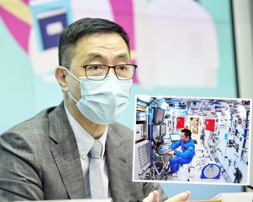 湯洪波(小圖)等3名航天員明日將與港青「天地對話」,楊潤雄希望同學收看。資料圖片/新華社資料圖片