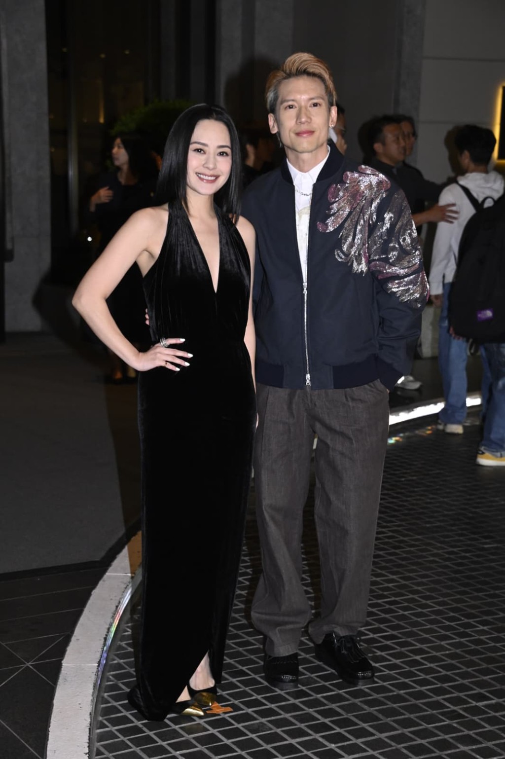 阿嬌送水晶酒瓶給楊受成夫婦。 阿嬌送水晶酒瓶給楊受成夫婦。