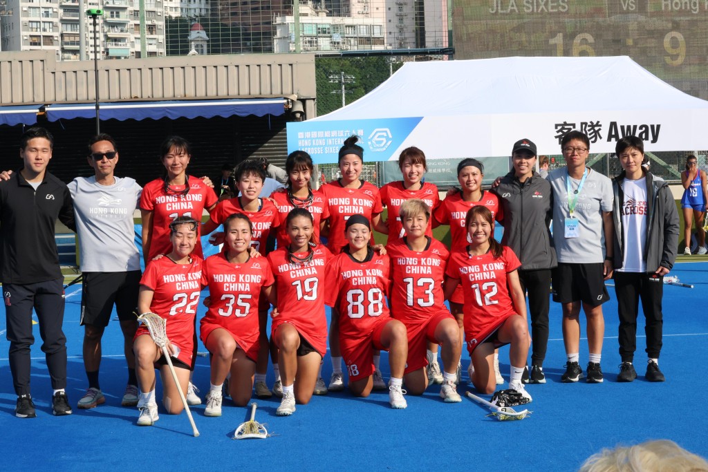 香港女子棍網隊今次以精英陣容出戰國際棍網球六人賽，日籍教練佐藤壯（左二)是香港男女子隊主教練。徐嘉華攝