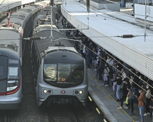 本月3天賽馬日，有列車停沙田馬場。資料圖片