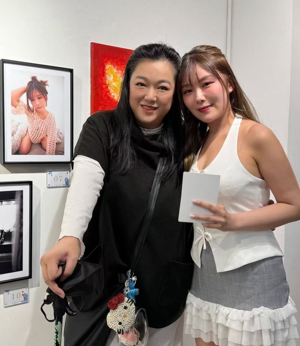 李珊珊日前親臨現場力撐素海霖畫展,當日李珊珊需要撐拐杖出行。 李珊珊日前親臨現場力撐素海霖畫展,當日李珊珊需要撐拐杖出行。