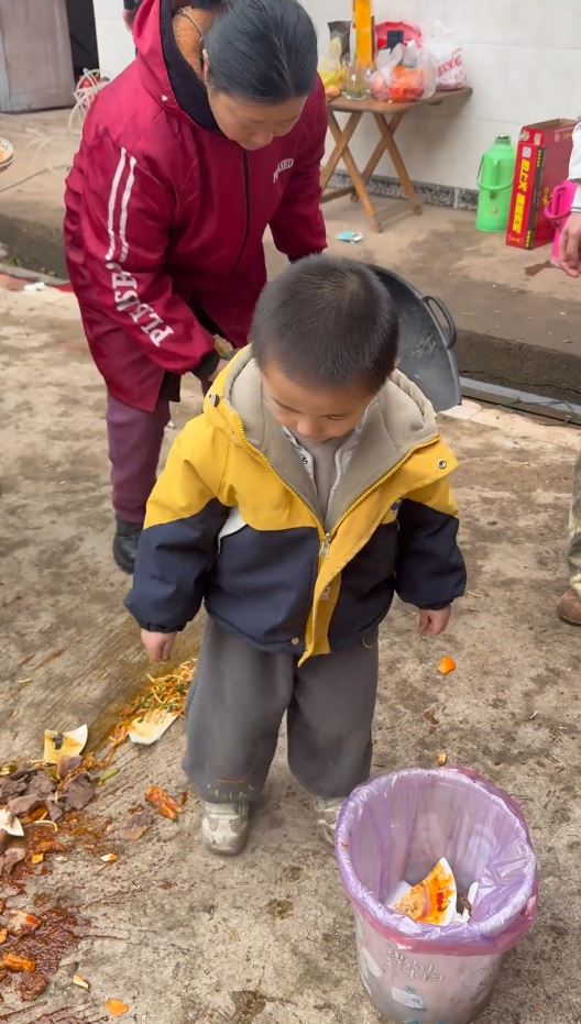 男童開席前弄翻菜餚，痛哭認錯短片在網上熱播。抖音