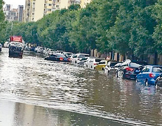 ■北京暴雨致道路積水嚴重。
c