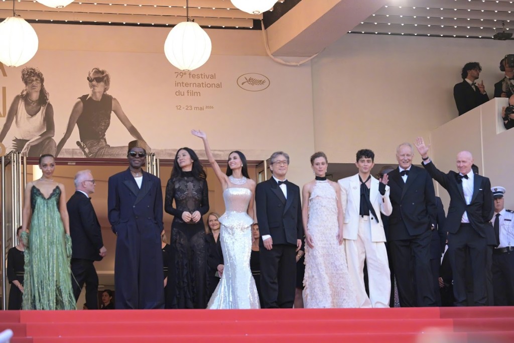 影展評審團主席朴贊郁（中）率領黑人女星Ruth Negga、演員Isaach de Bankole、金像導演趙婷、女星狄美摩亞、比利時導演Laura Wandel、智利導演Diego Cespedes、瑞典男星Stellan Skarsgard和蘇格蘭編劇Paul Laverty等評審行紅毯。（新浪電影）