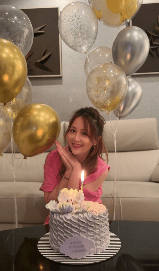 姚乐怡每年生日，也会有很多朋友跟她庆祝。