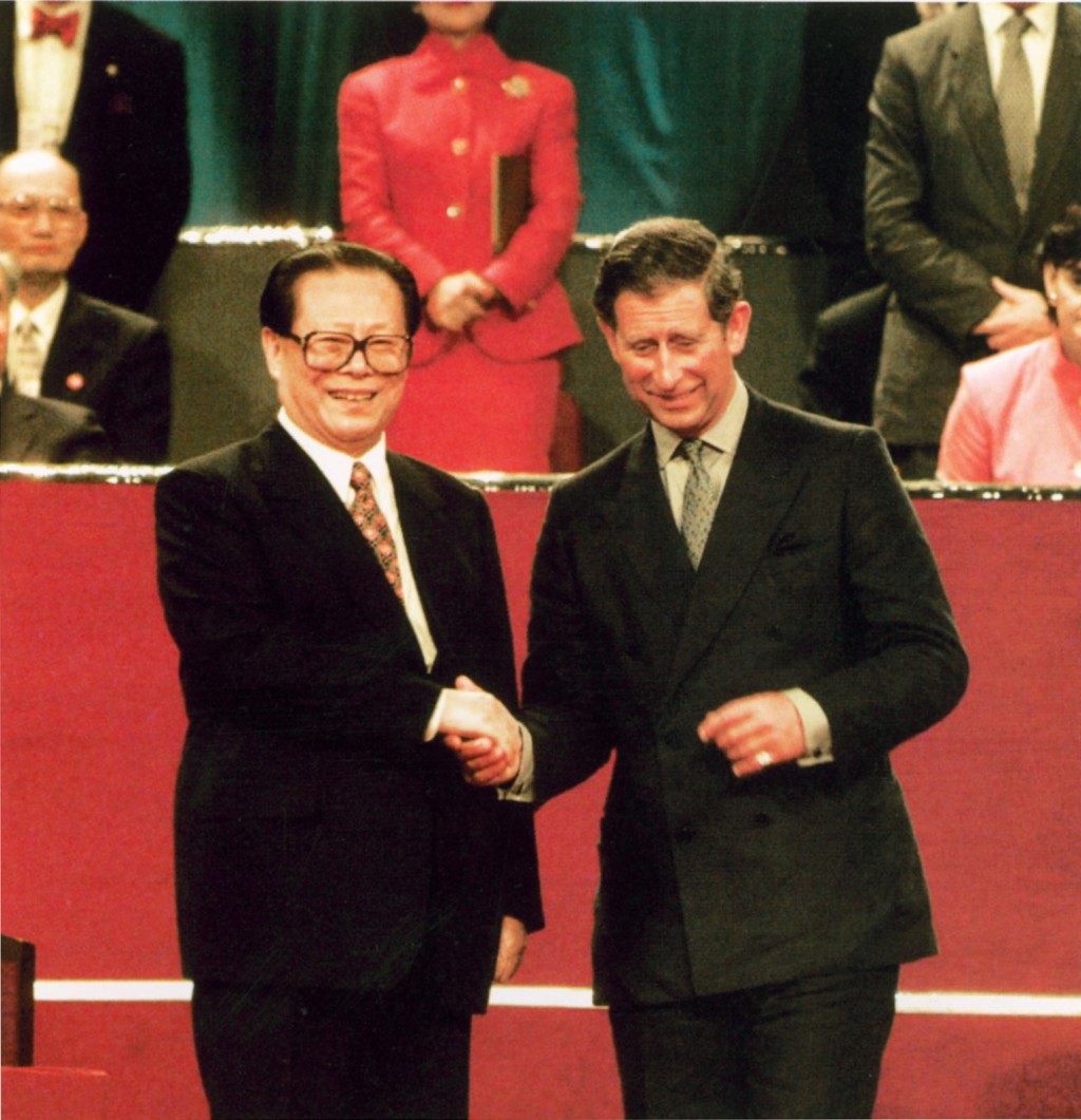 江泽民1997年来港主持香港回归仪式，并与英国查理斯王子握手。资料图片
