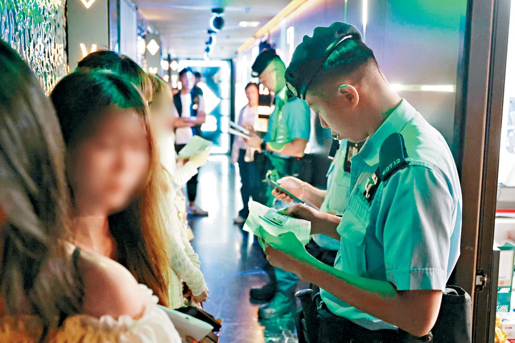 警方拘捕大批性工作者,揭發黑幫操控她們賣淫,並抽取多達6成「肉金」。