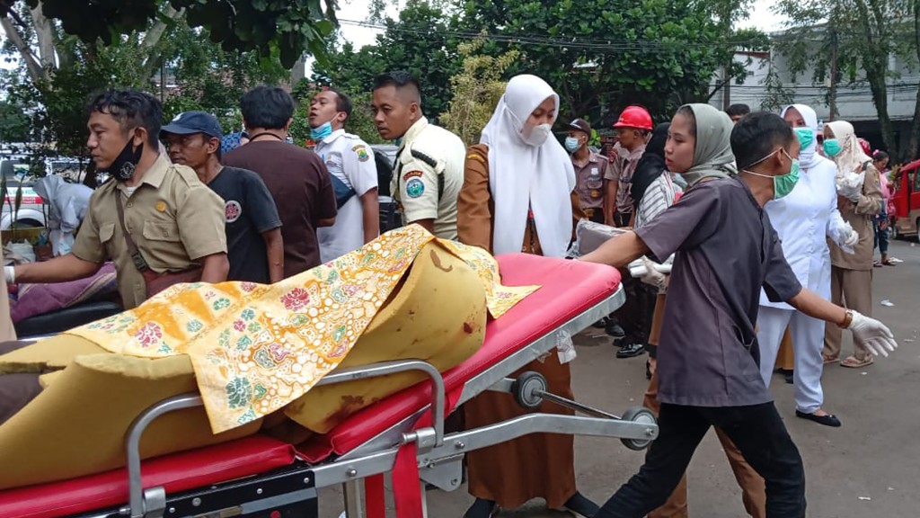 印尼爪哇岛发生地震，多人死伤。AP图